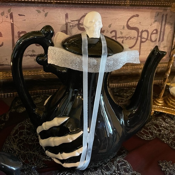 SPOOKY HOLLOW NWOT Halloween Skull Lidded Black & White Skeleton Hand Teapot - Picture 8 of 13